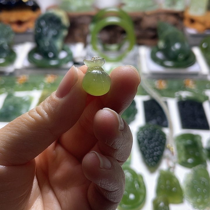 蛇纹石玉颈饰未镶嵌