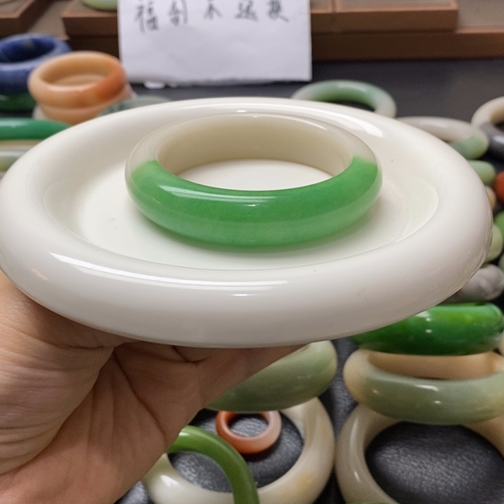 石英质玉手镯未镶嵌