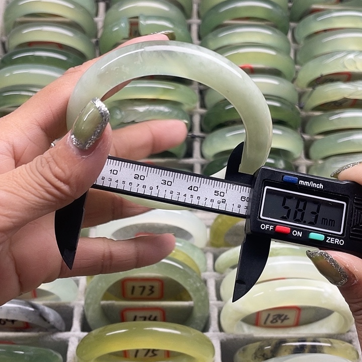 蛇纹石玉未镶嵌手镯170