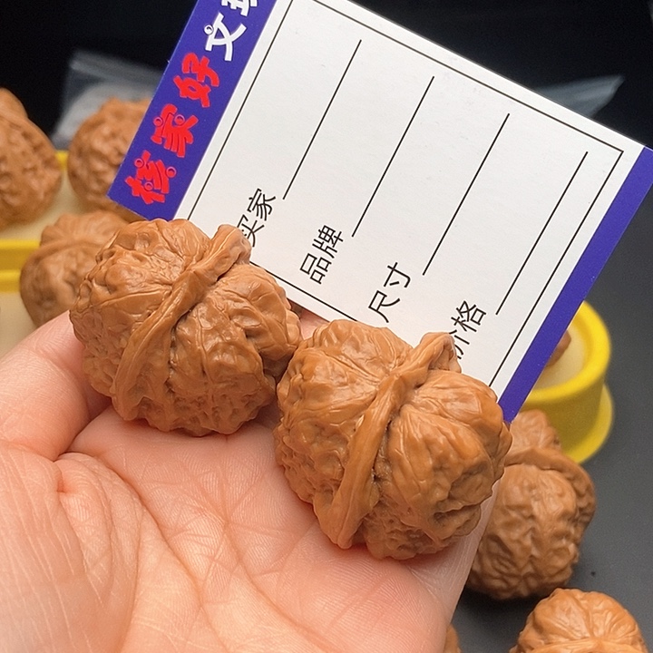 山***工木质类文玩蛤蟆头
