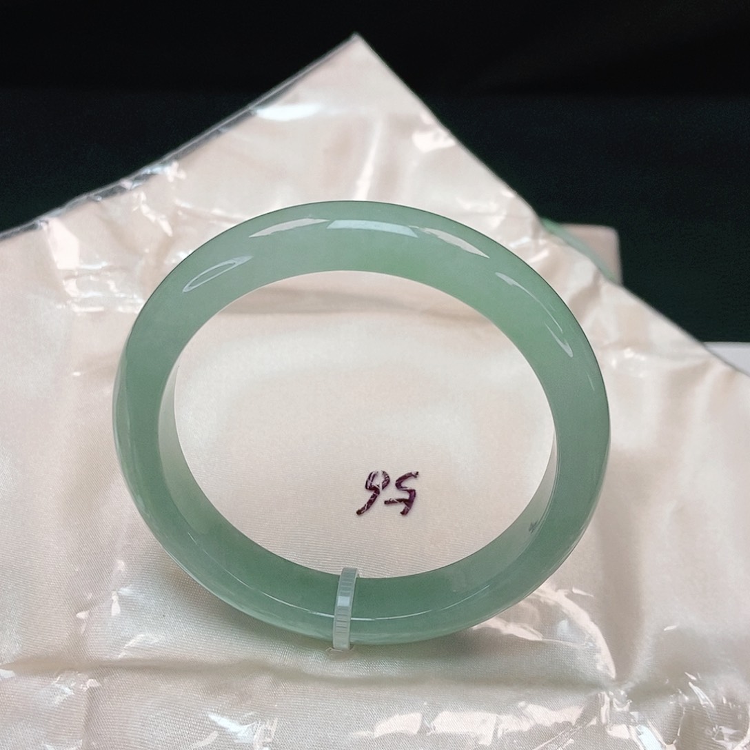 翡翠手镯未镶嵌泥鳅背