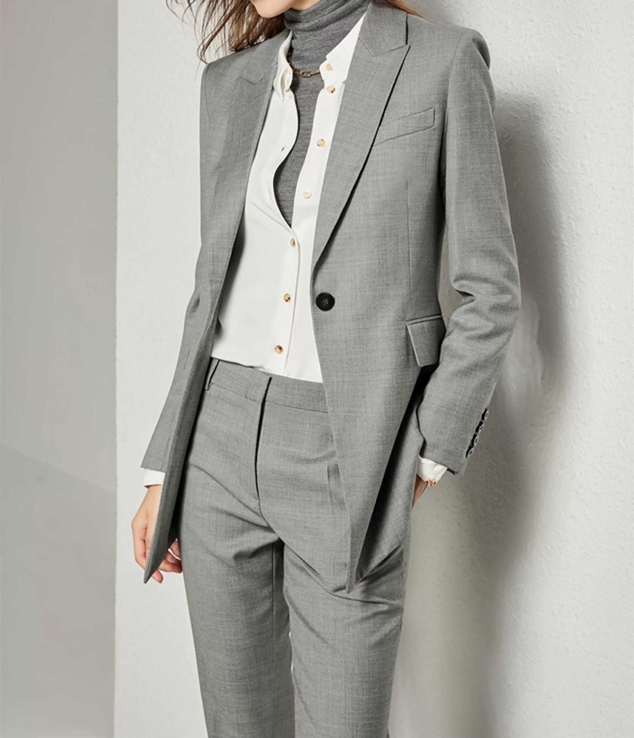 浅灰色一粒扣女士春秋款优雅高级感商务风长袖西装外套
