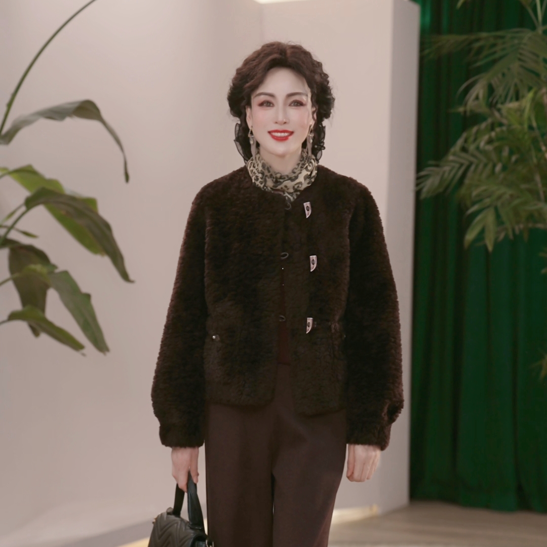 2025秋冬新款妈妈装洋气上衣气质宽松中年女装设时尚皮毛一体外套