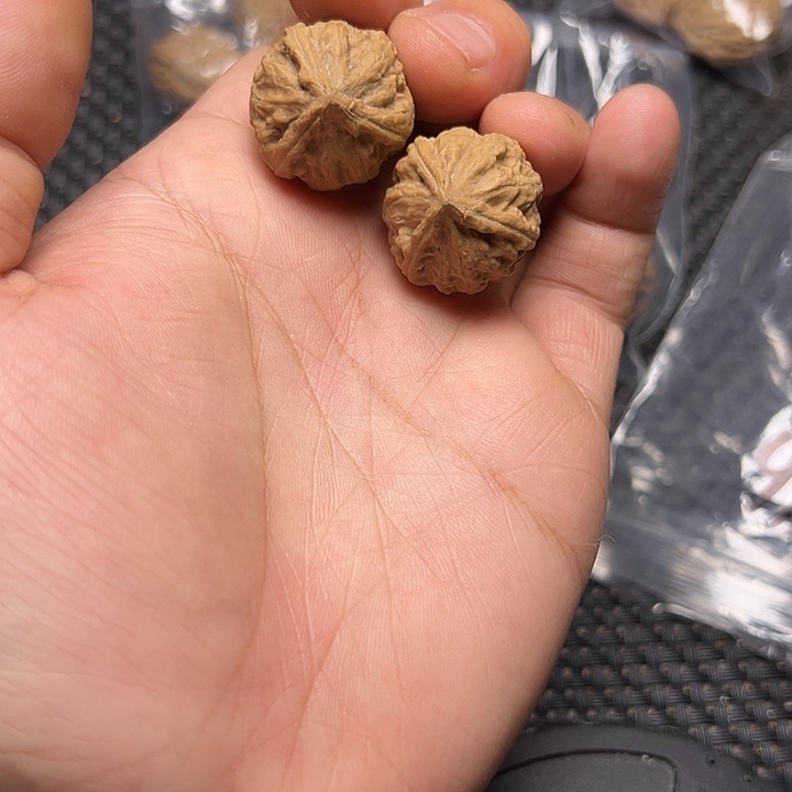 文玩核桃吊坠三棱