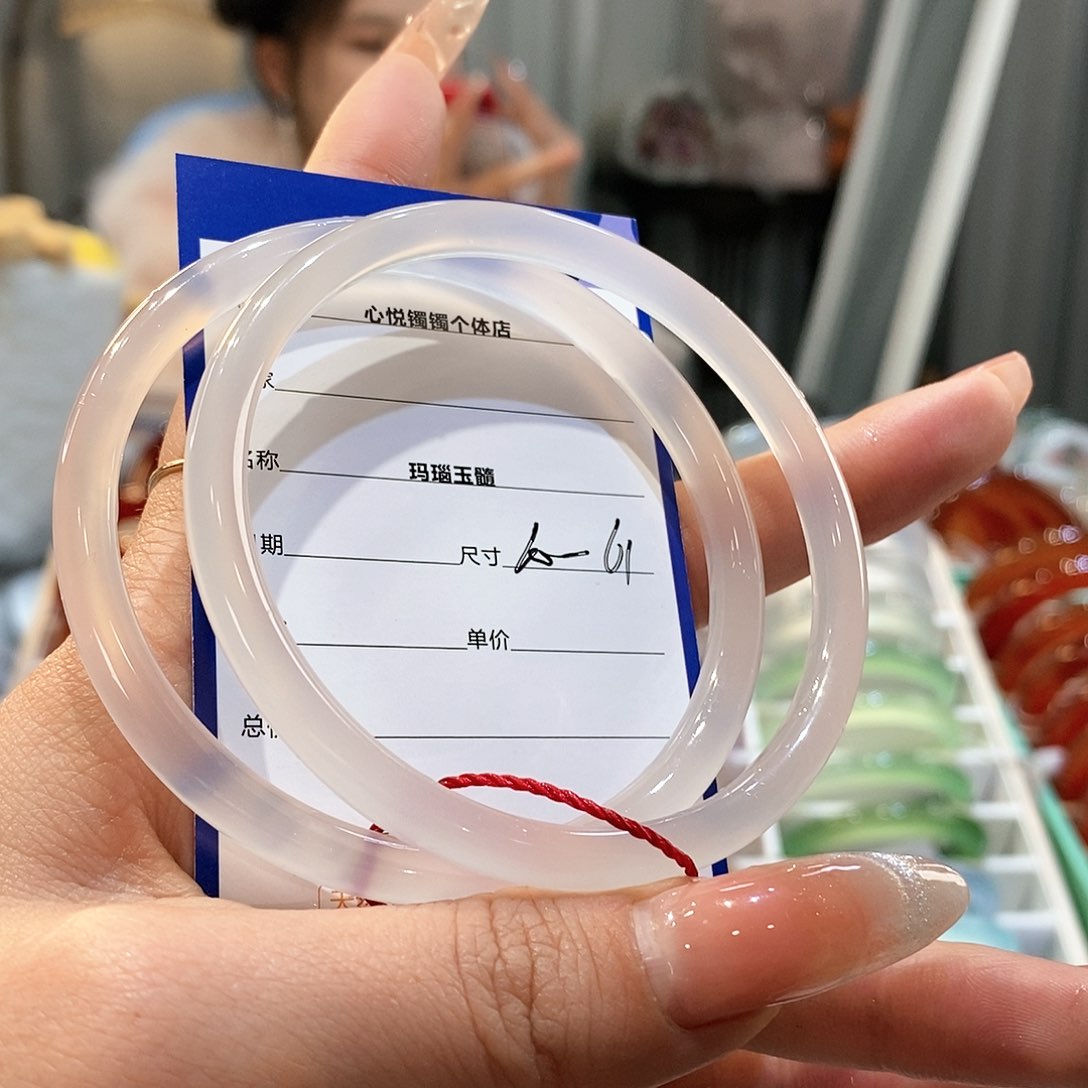 玛瑙/玉髓手镯未镶嵌努****?