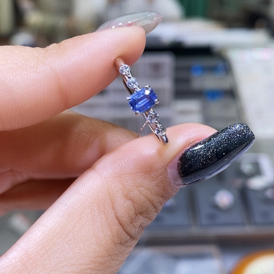 蓝宝石戒指银S925镶嵌天然蓝宝石戒指