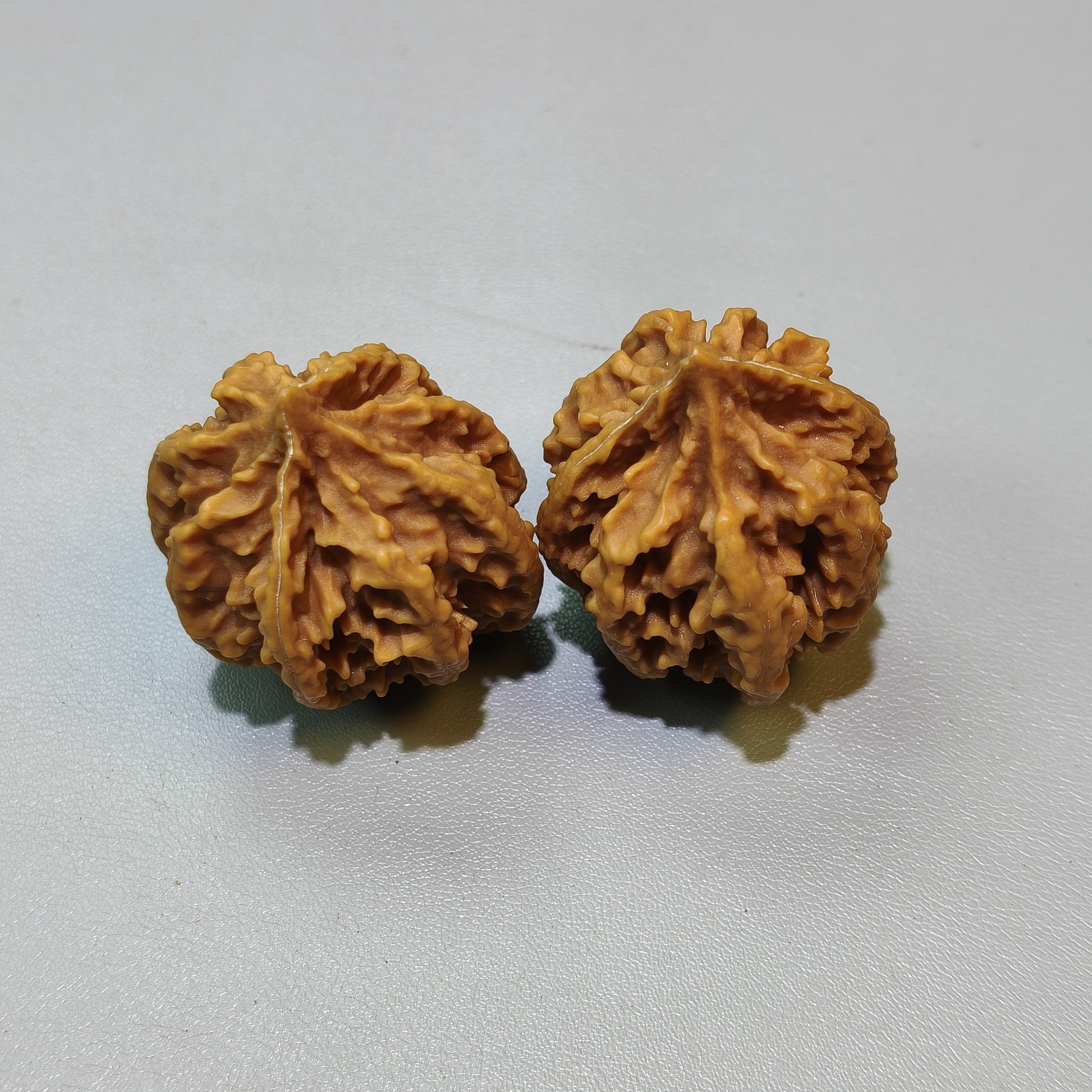B9 文玩核桃一对(底色 桩型 多样性发其一)
