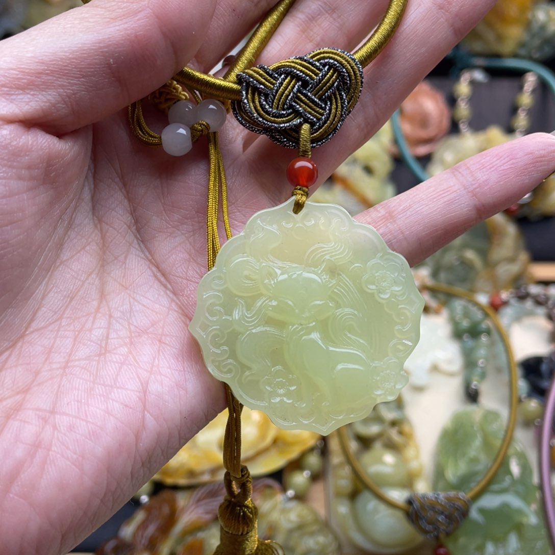 蛇纹石玉颈饰未镶嵌