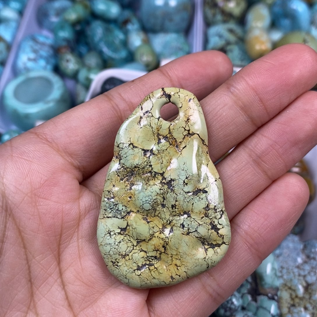 绿松石未镶嵌颈饰