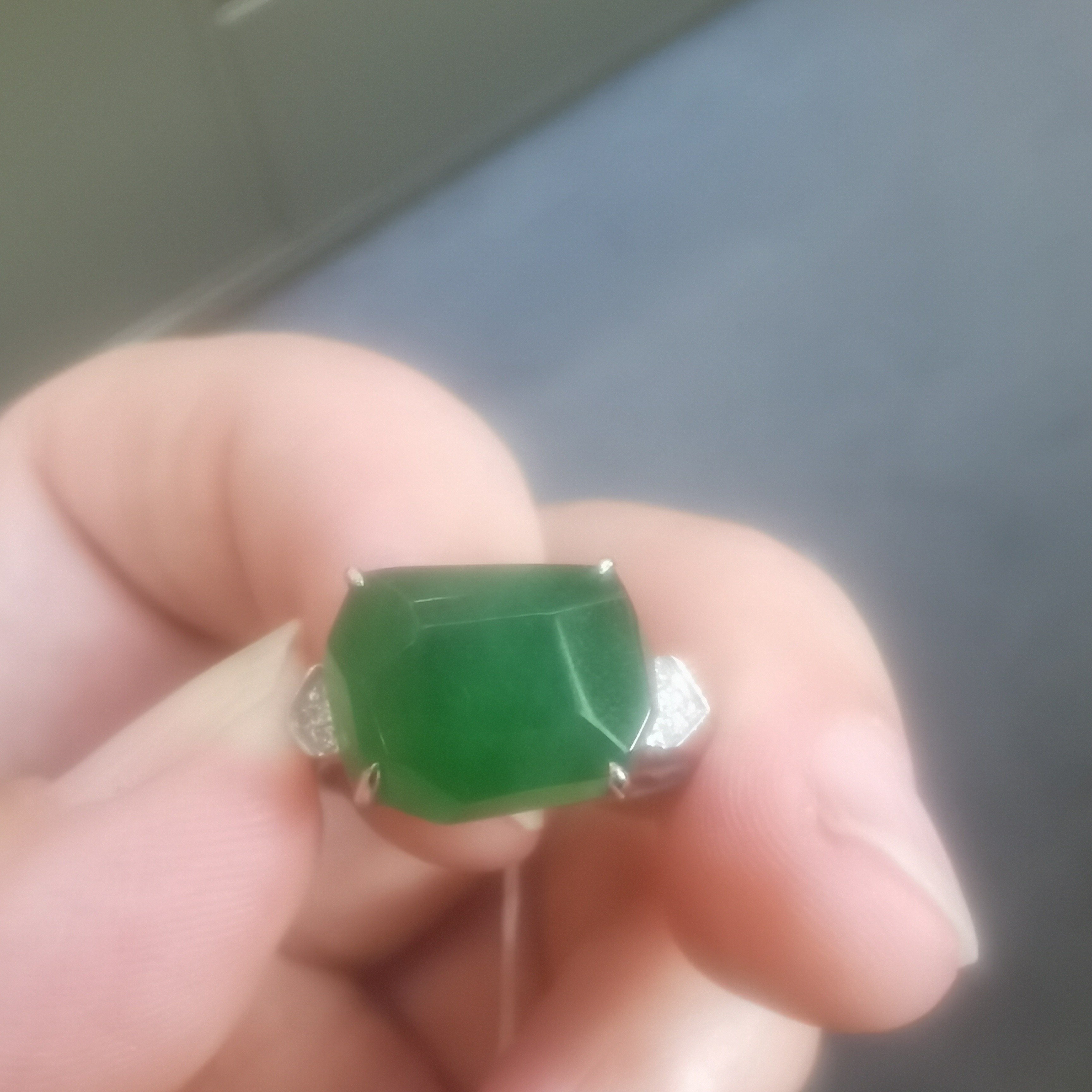 天然翡翠冰辣绿蛋面