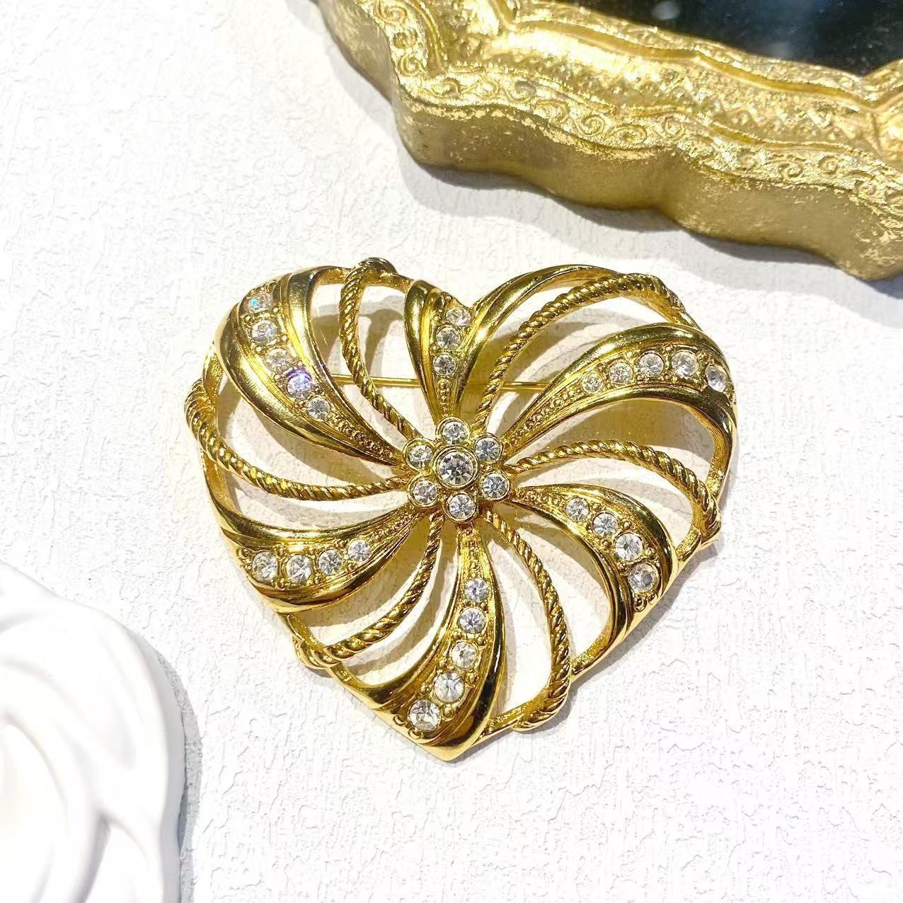 合金胸针 中古合金爱心莱茵石书本款胸针/AJ412172