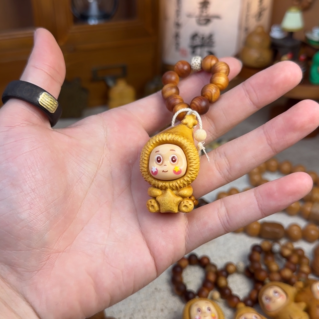 非洲檀香无事牌星星人戴帽子坐着手捻