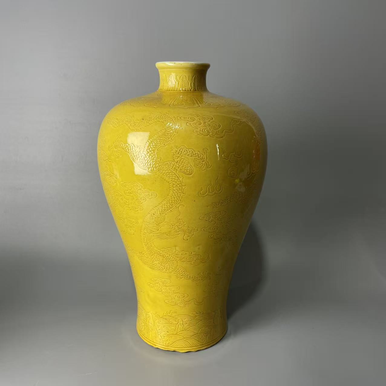黄釉暗刻五龙纹梅瓶