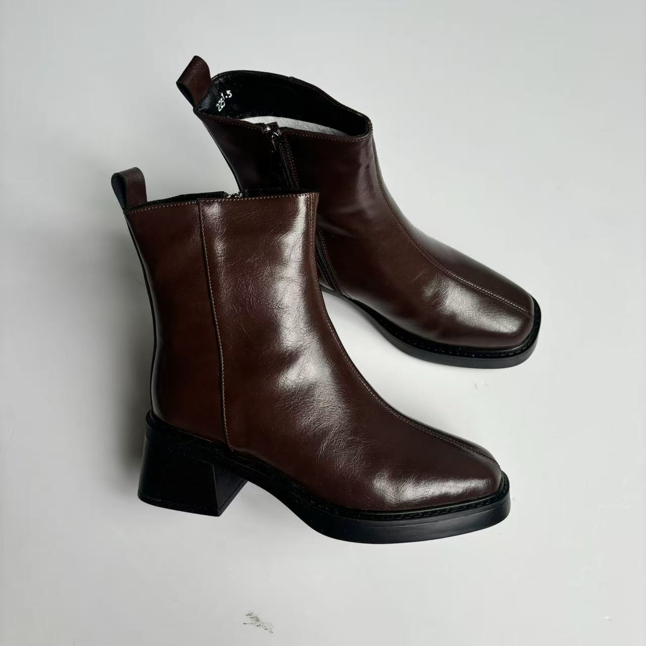 真皮手抓纹粗跟圆头侧拉链小短靴K001