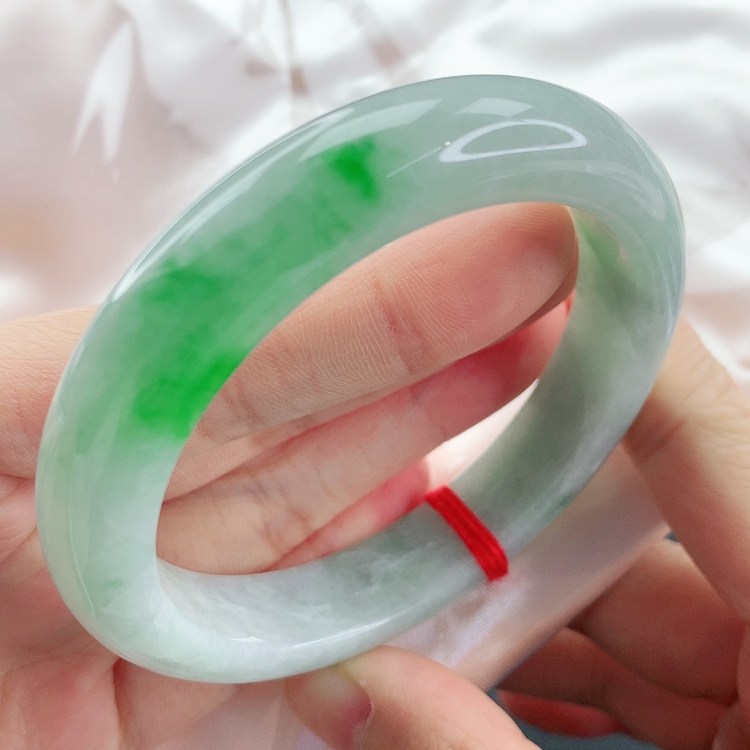 翡翠手镯未镶嵌，121