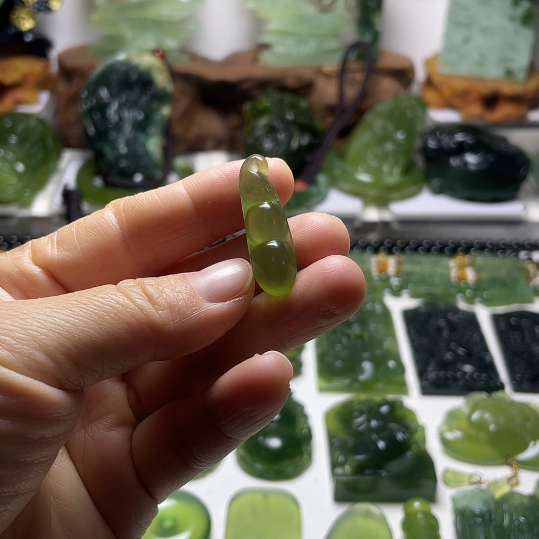 蛇纹石玉未镶嵌颈饰