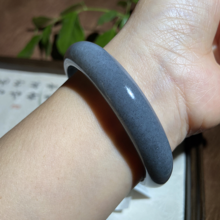 58圈口天然和田玉点墨青花正圈手镯无纹裂瑕疵