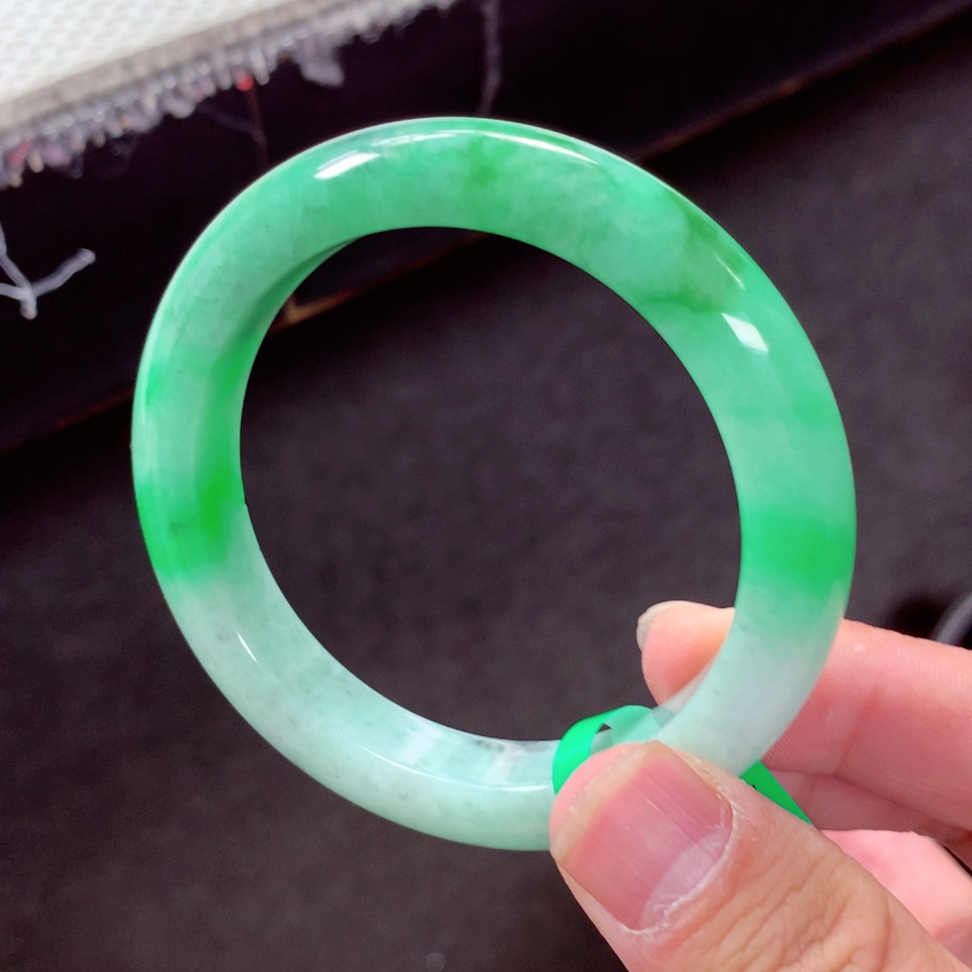 翡翠手镯未镶嵌缅甸