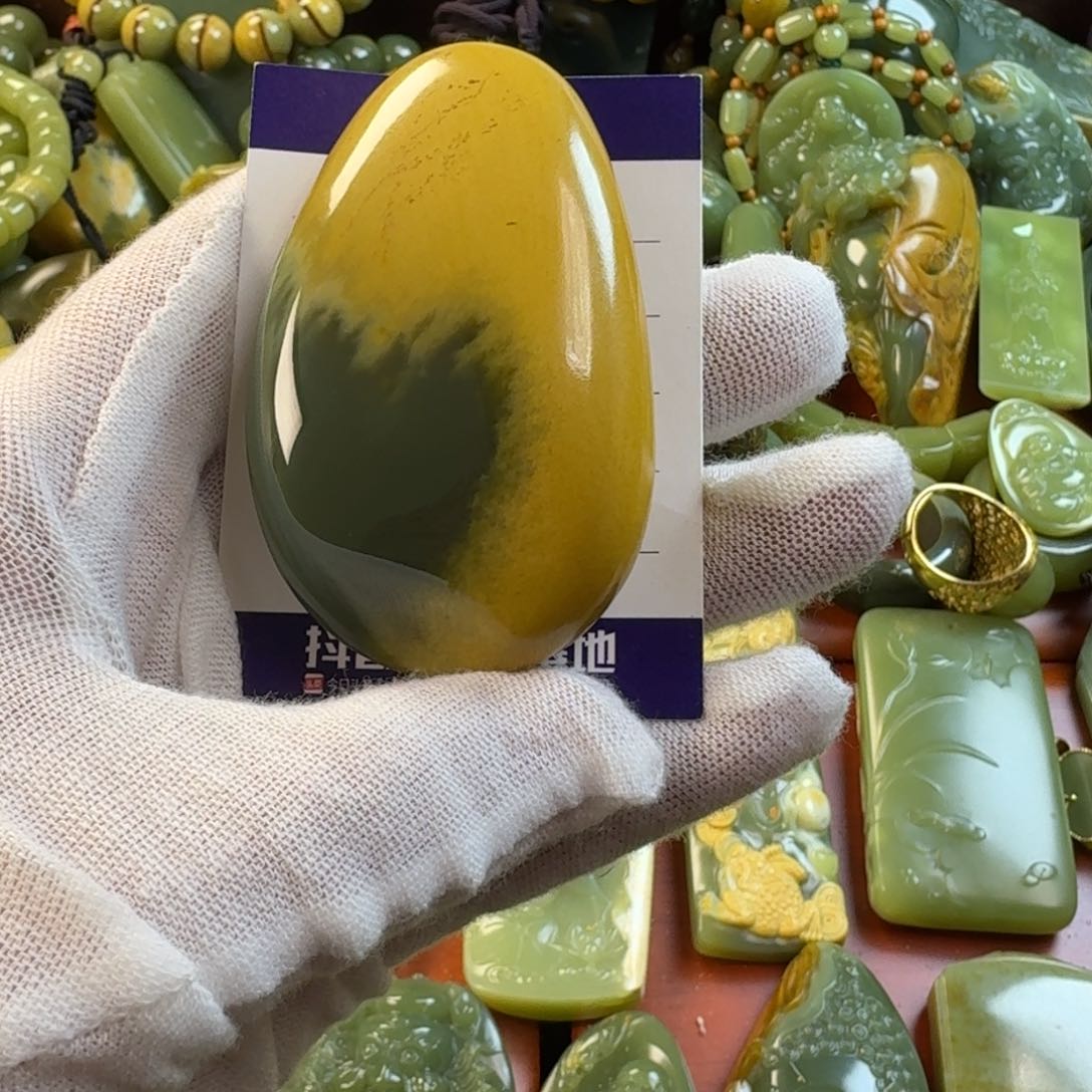 岫岩河磨玉（透闪石质玉）挂件未镶嵌H****酒