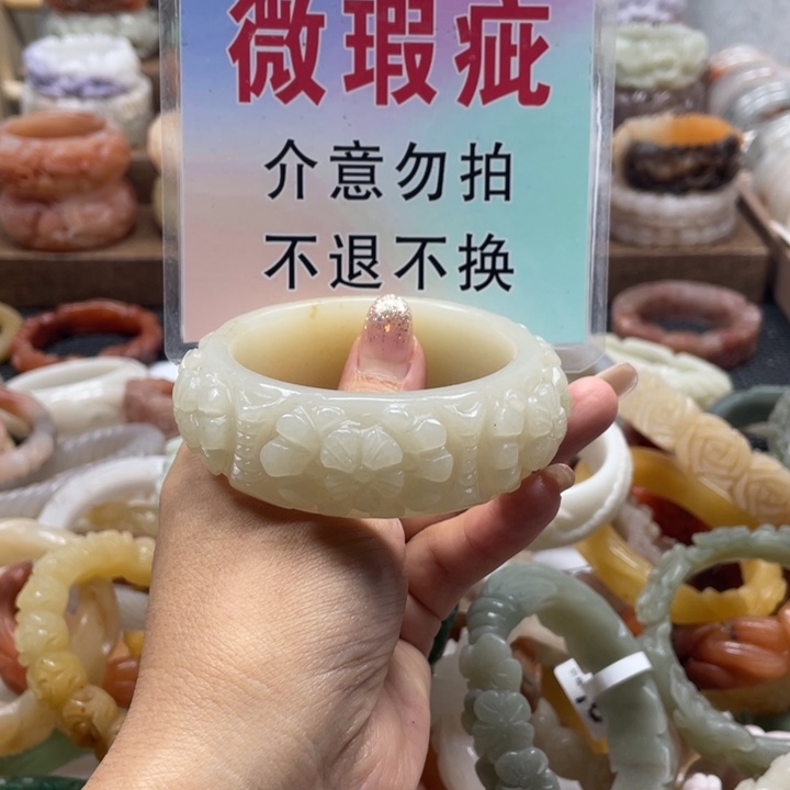 徐***兰未镶嵌手镯石英质玉