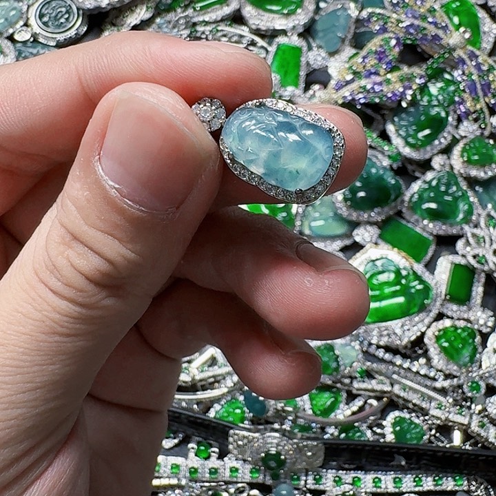 翡翠颈饰未镶嵌天然A货翡翠放漏