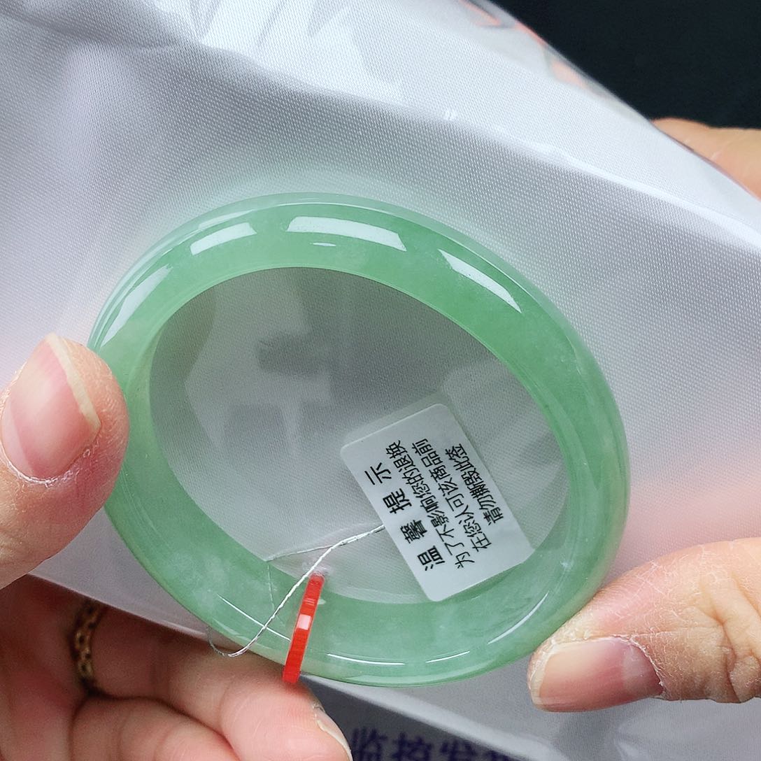 翡翠手镯未镶嵌53贵