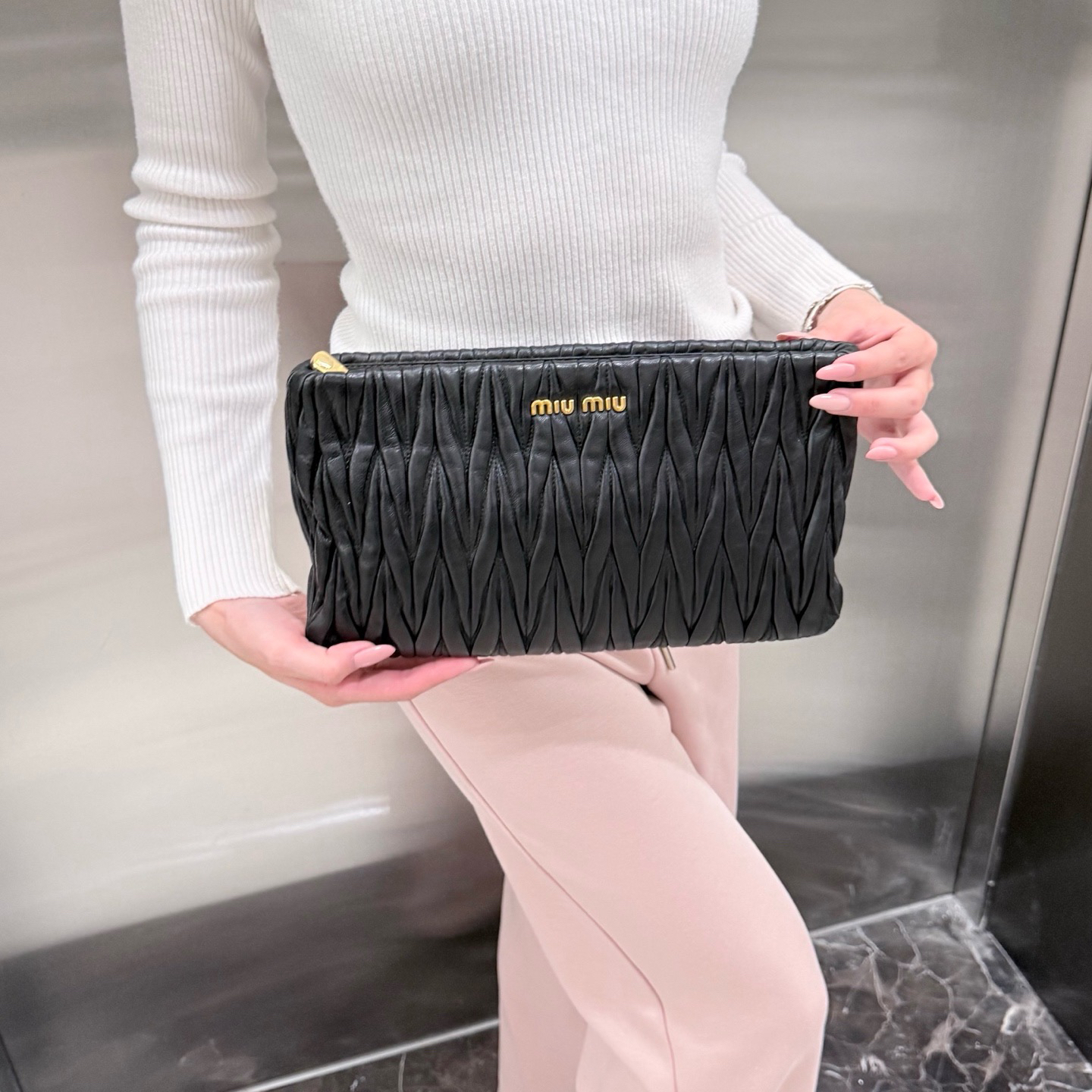 95新 MIU MIU/缪缪 miumiu黑色褶皱金标手拿包