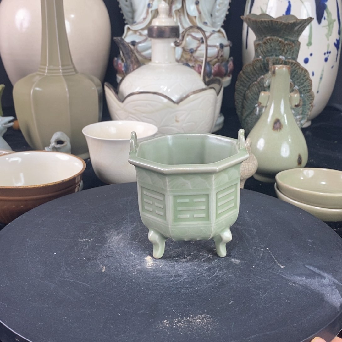 摆件龙泉窑三足八卦炉