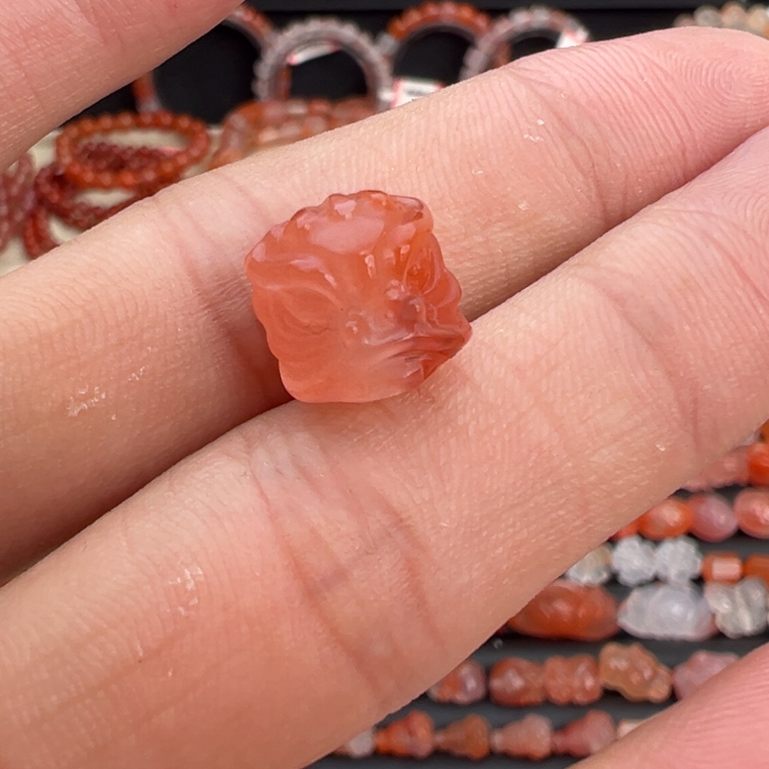 南红玛瑙未镶嵌颈饰醒狮头