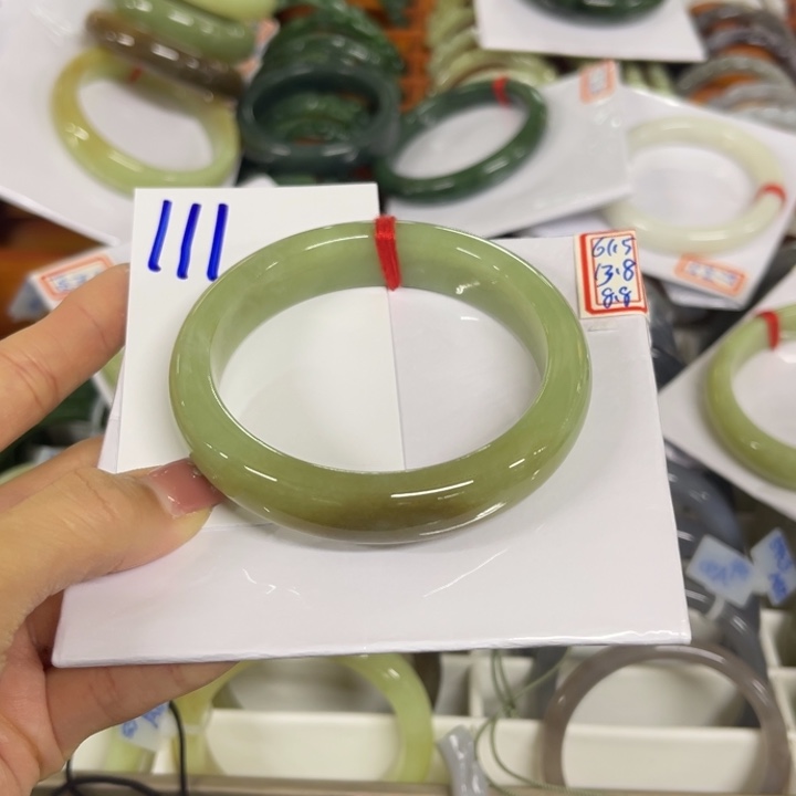 和田玉未镶嵌手镯