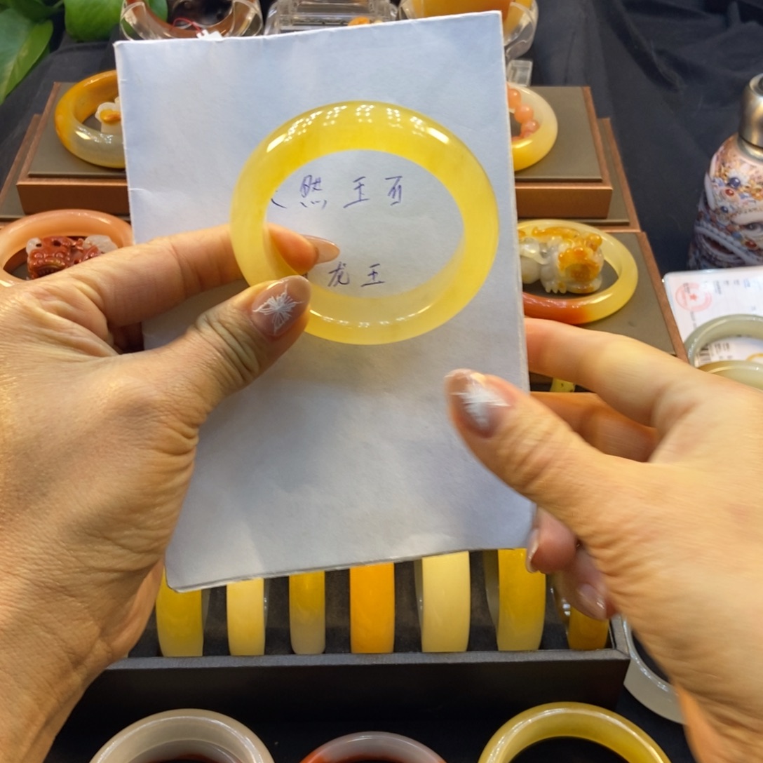 噗***通石英质玉（黄龙玉）未镶嵌手镯阳阳