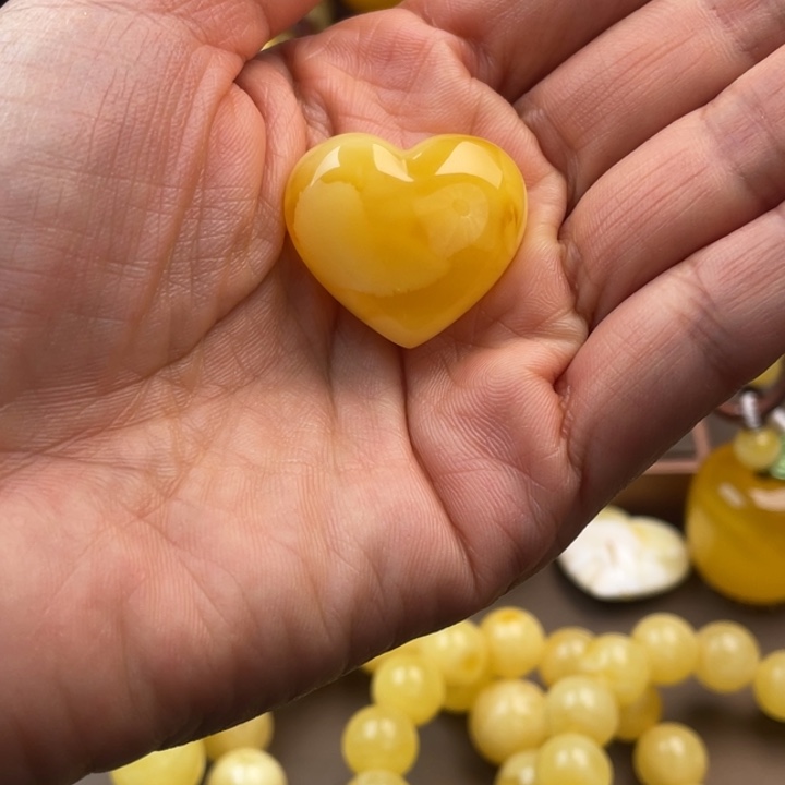 琥珀未镶嵌颈饰蜜蜡