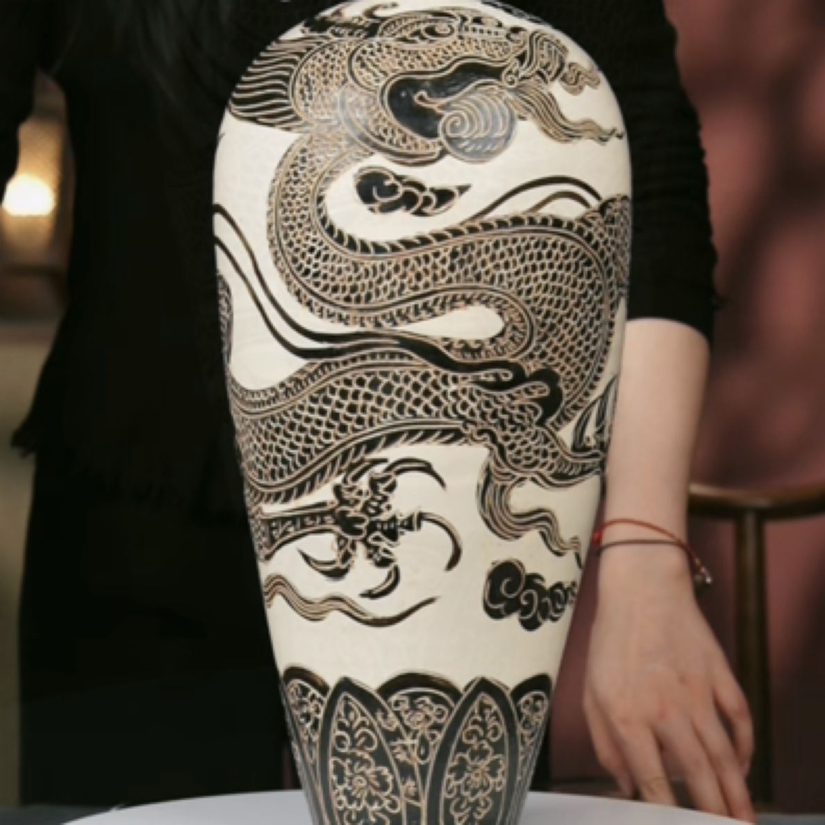 M磁州窑白地墨彩剔刻龙纹梅瓶