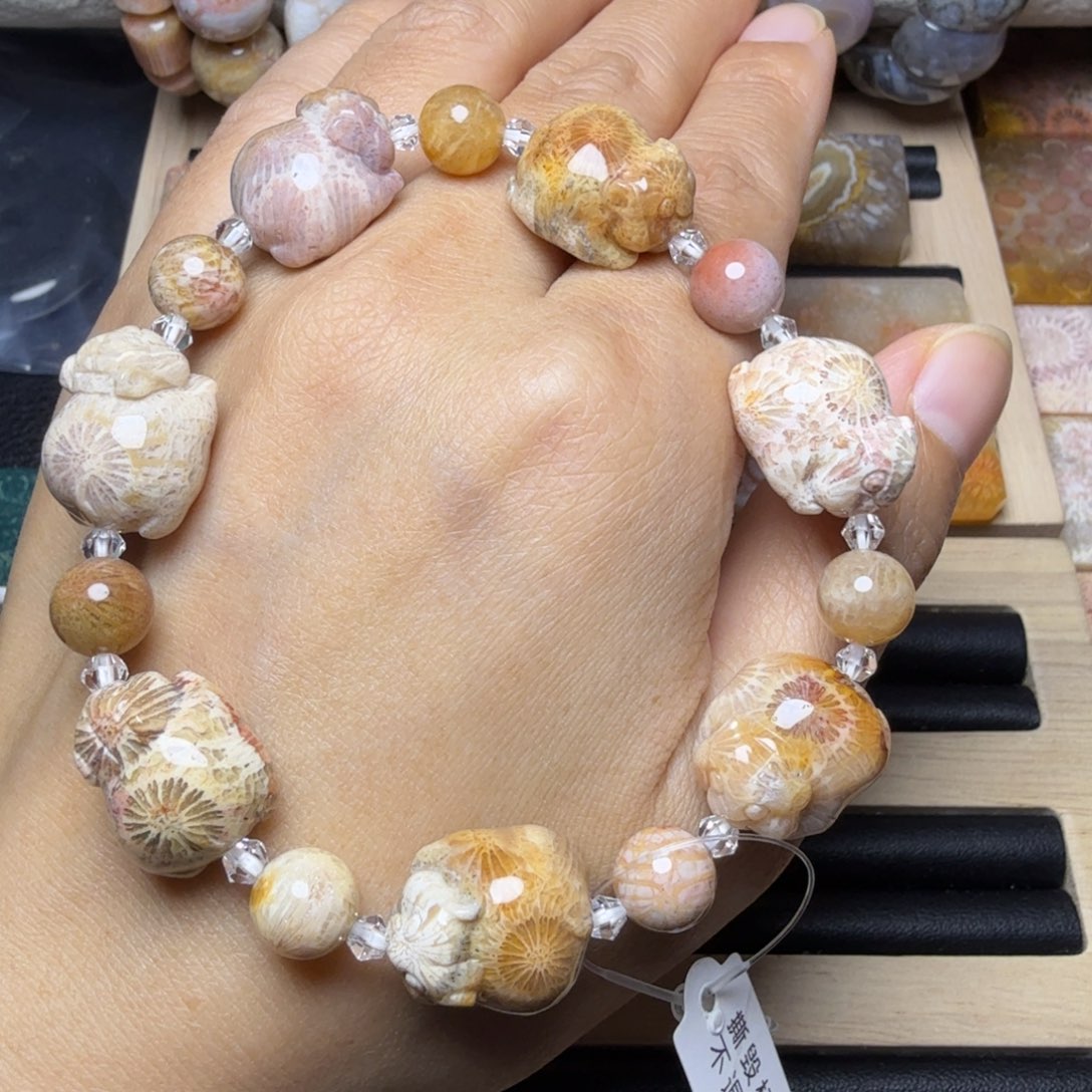 硅化玉未镶嵌飘彩独花 虎虎生威