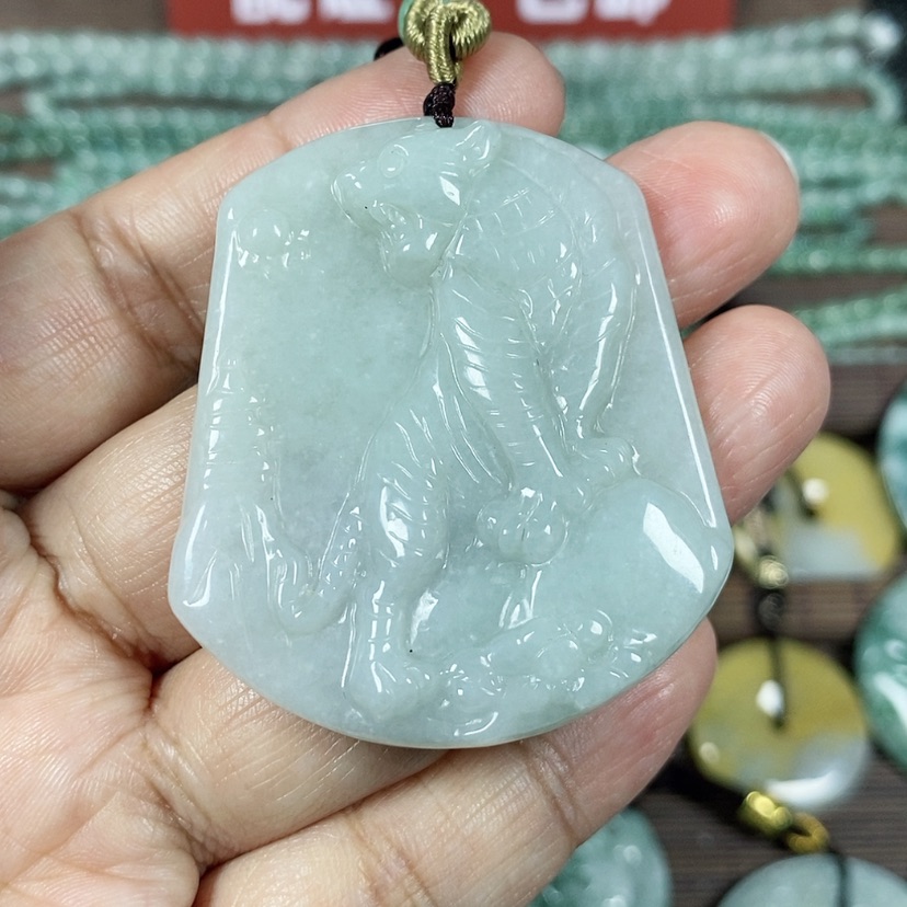 【闪购商品】翡翠颈饰未镶嵌玉吊坠翡翠玉上山虎牌