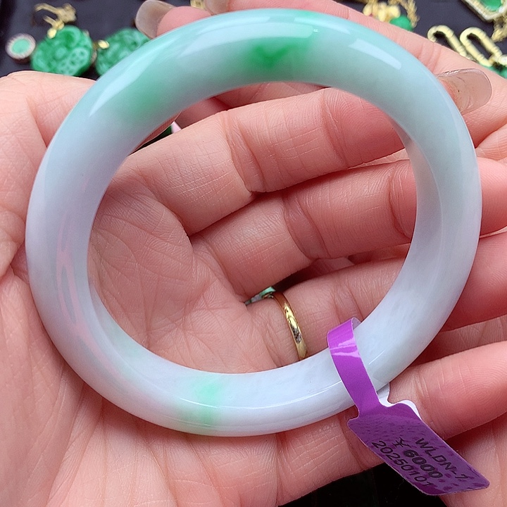 翡翠手镯未镶嵌翡翠