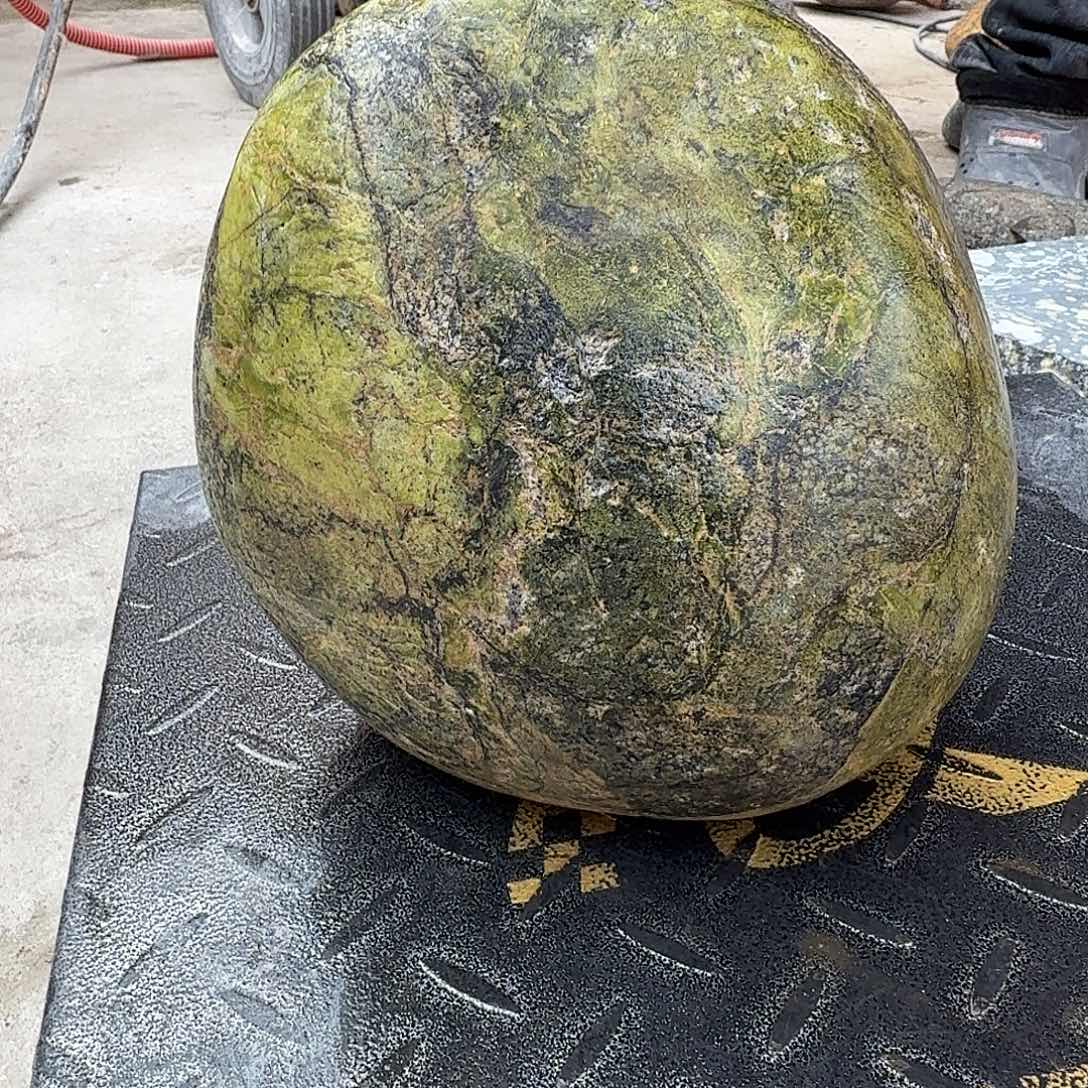 萧***宇蛇纹石玉未镶嵌天然原石摆件藏玉西藏