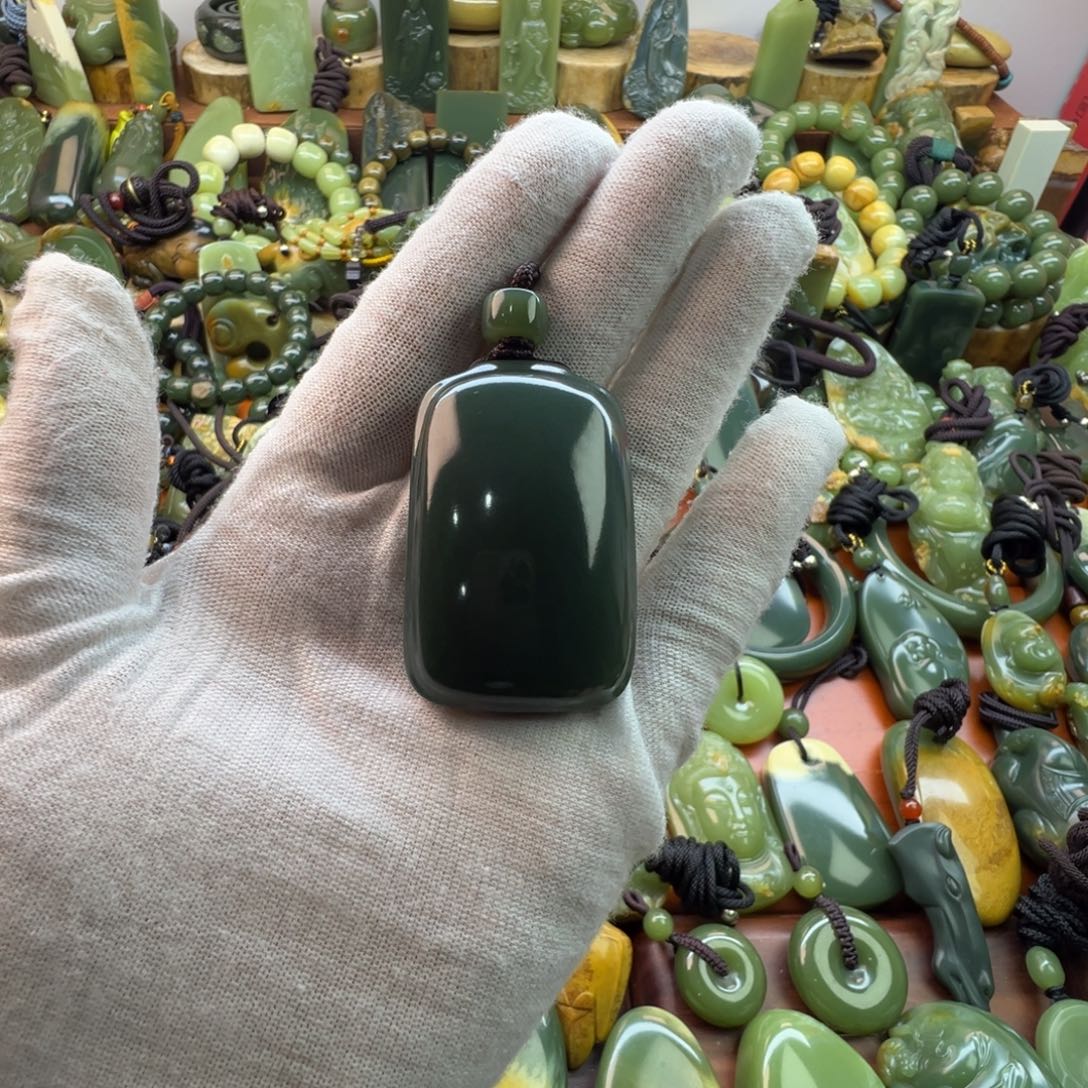 秋***叶岫岩老玉（透闪石质玉）未镶嵌颈饰