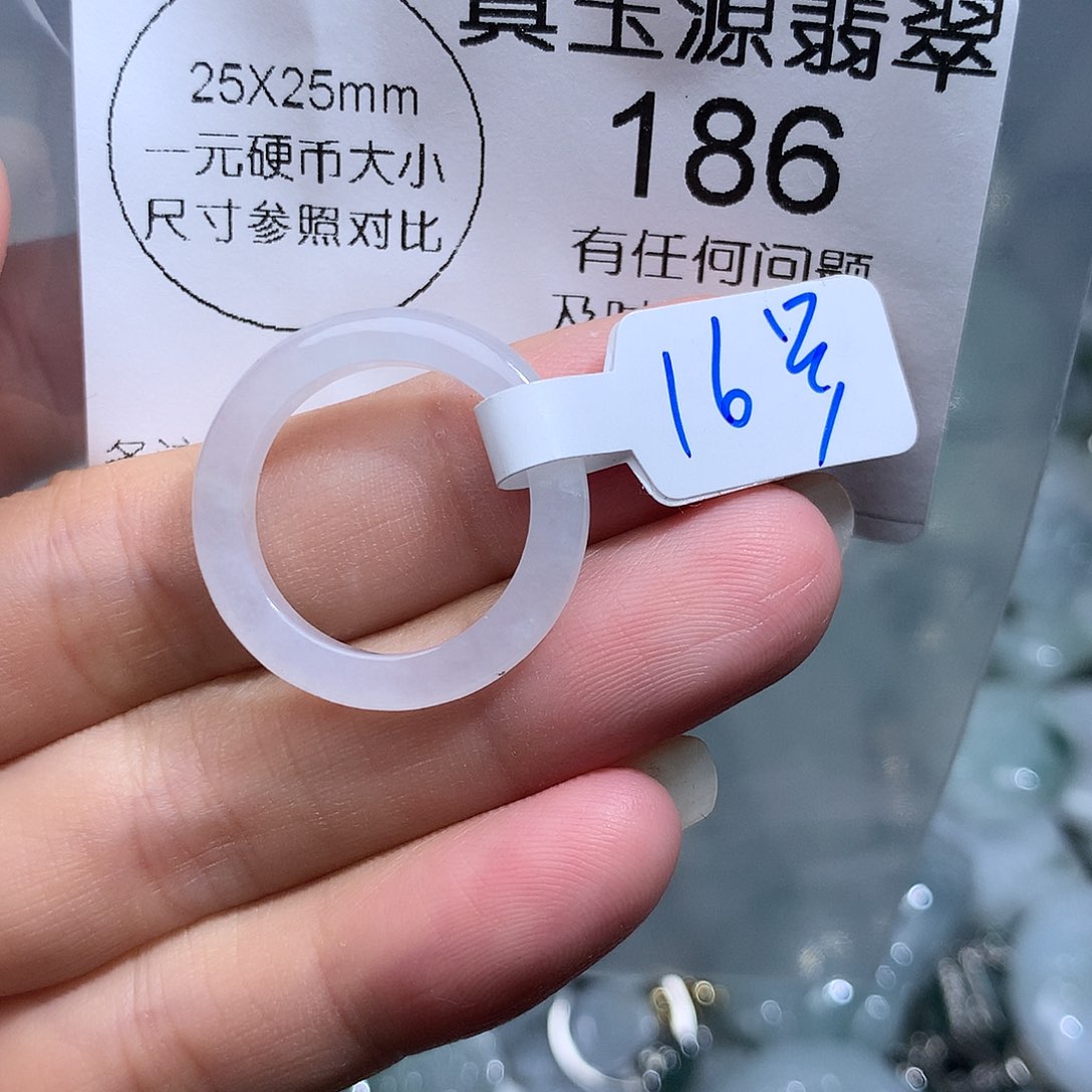 翡翠未镶嵌颈饰186。
