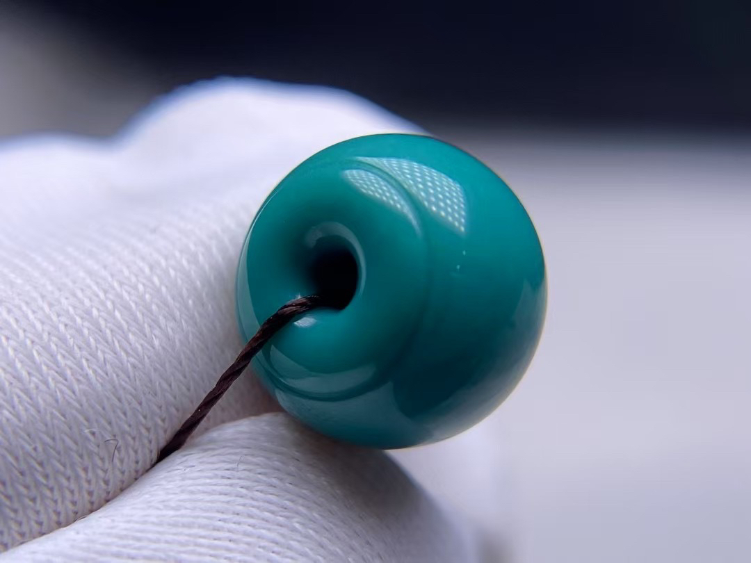 原矿高瓷车轮珠，料质极润，尺寸9.5x7.7mm，重1.1克（091）