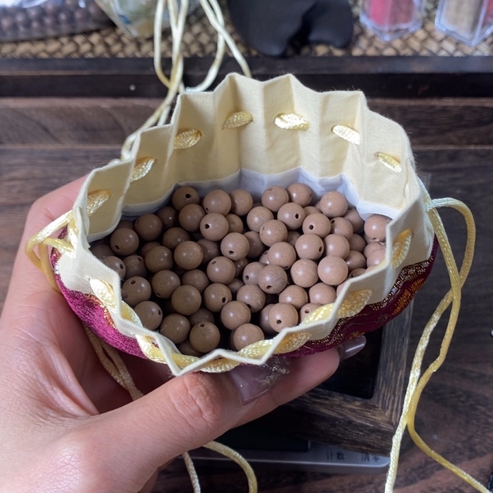 泥塑白龙涎0.8瑕疵珠香包约50克