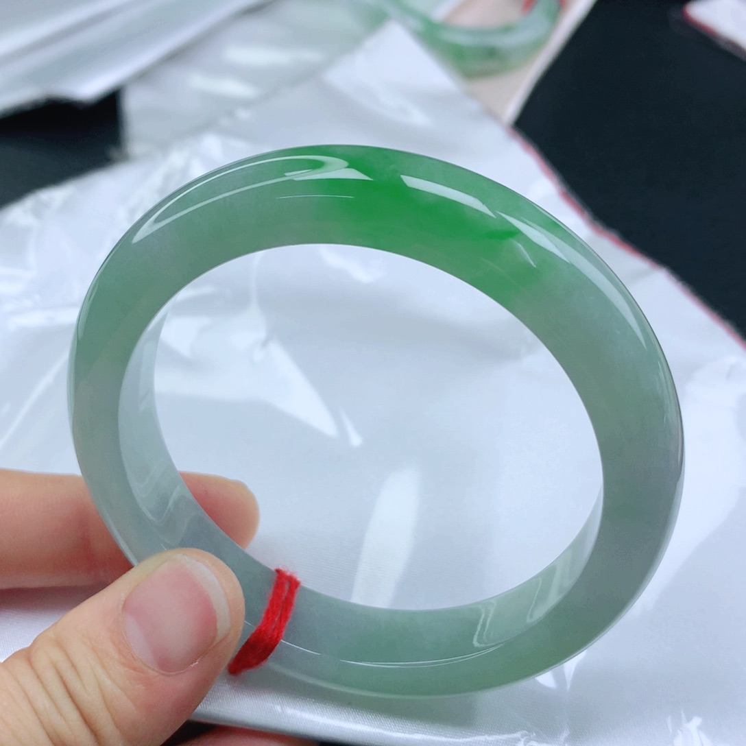 翡翠手镯未镶嵌58+飘阳绿翡翠手镯