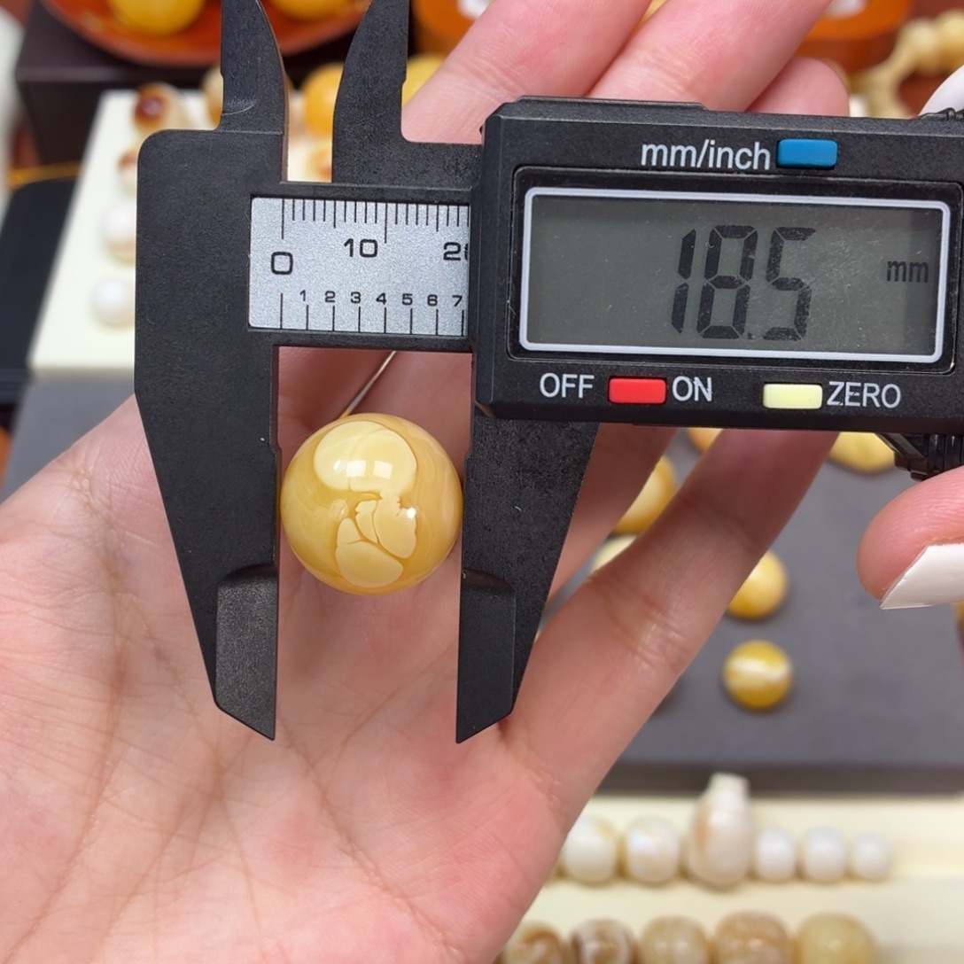琥珀未镶嵌珠宝奇石俄料浓蜡少女圆珠18.5mm