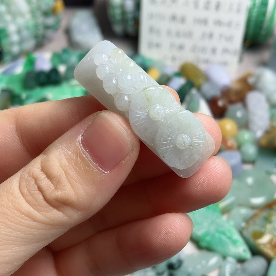 翡翠颈饰未镶嵌手牌