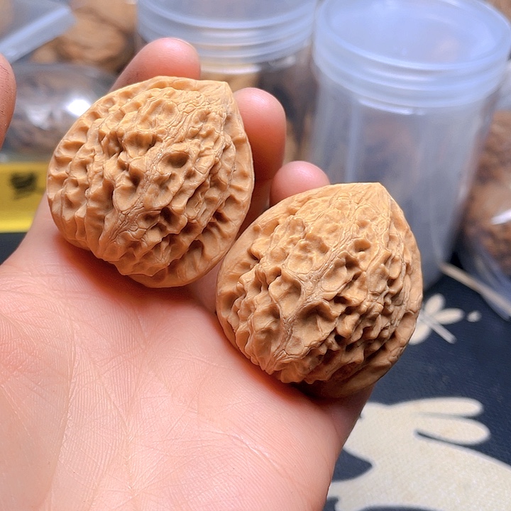 文玩核桃吊坠金牛一对