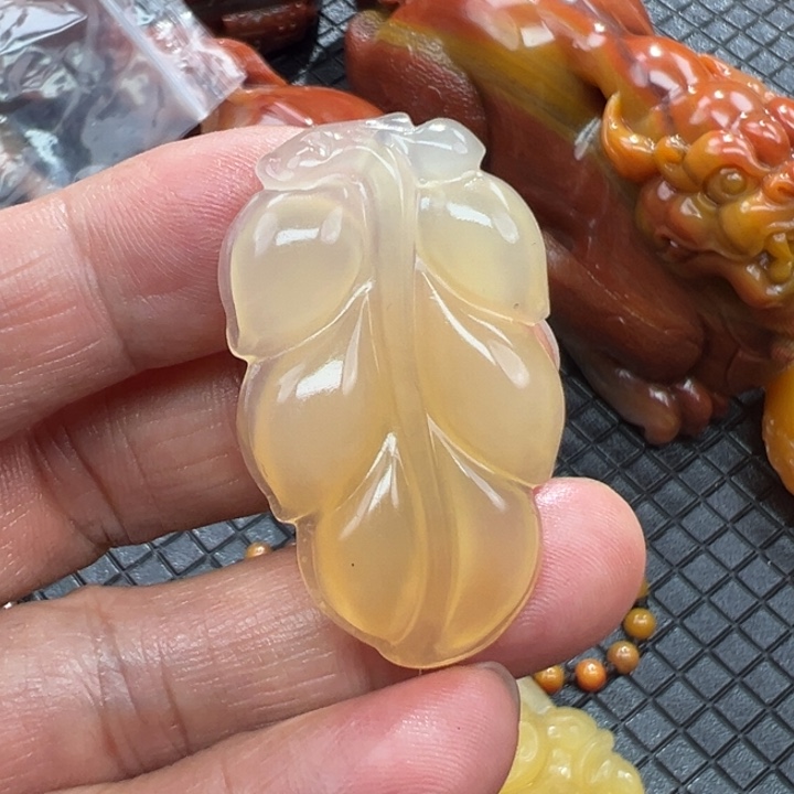 石英质玉（黄龙玉）颈饰未镶嵌