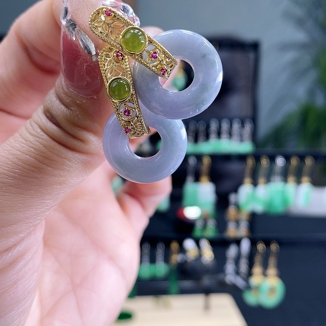 翡翠耳饰未镶嵌翡翠