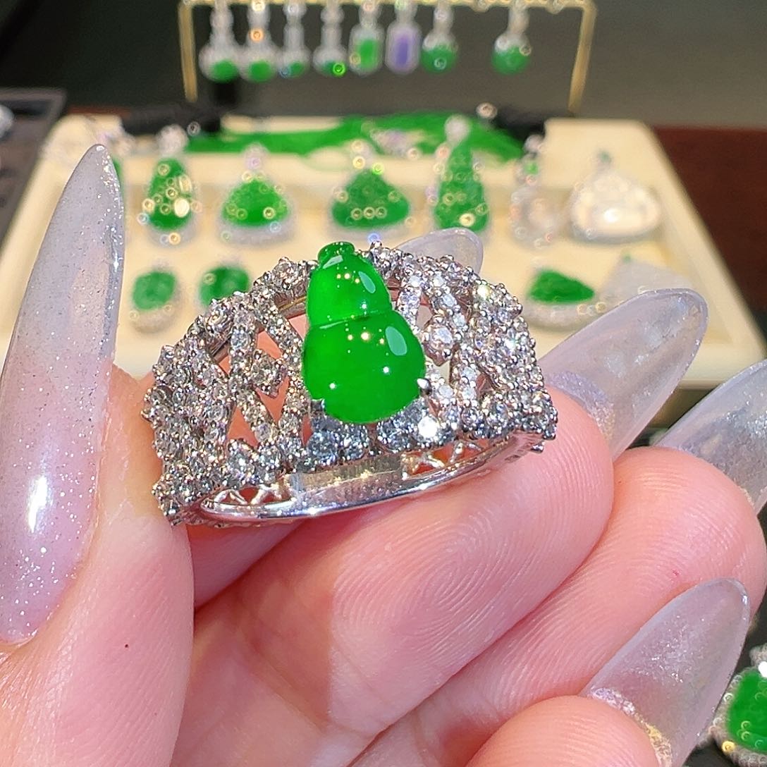 翡翠戒指18K金镶嵌翡翠