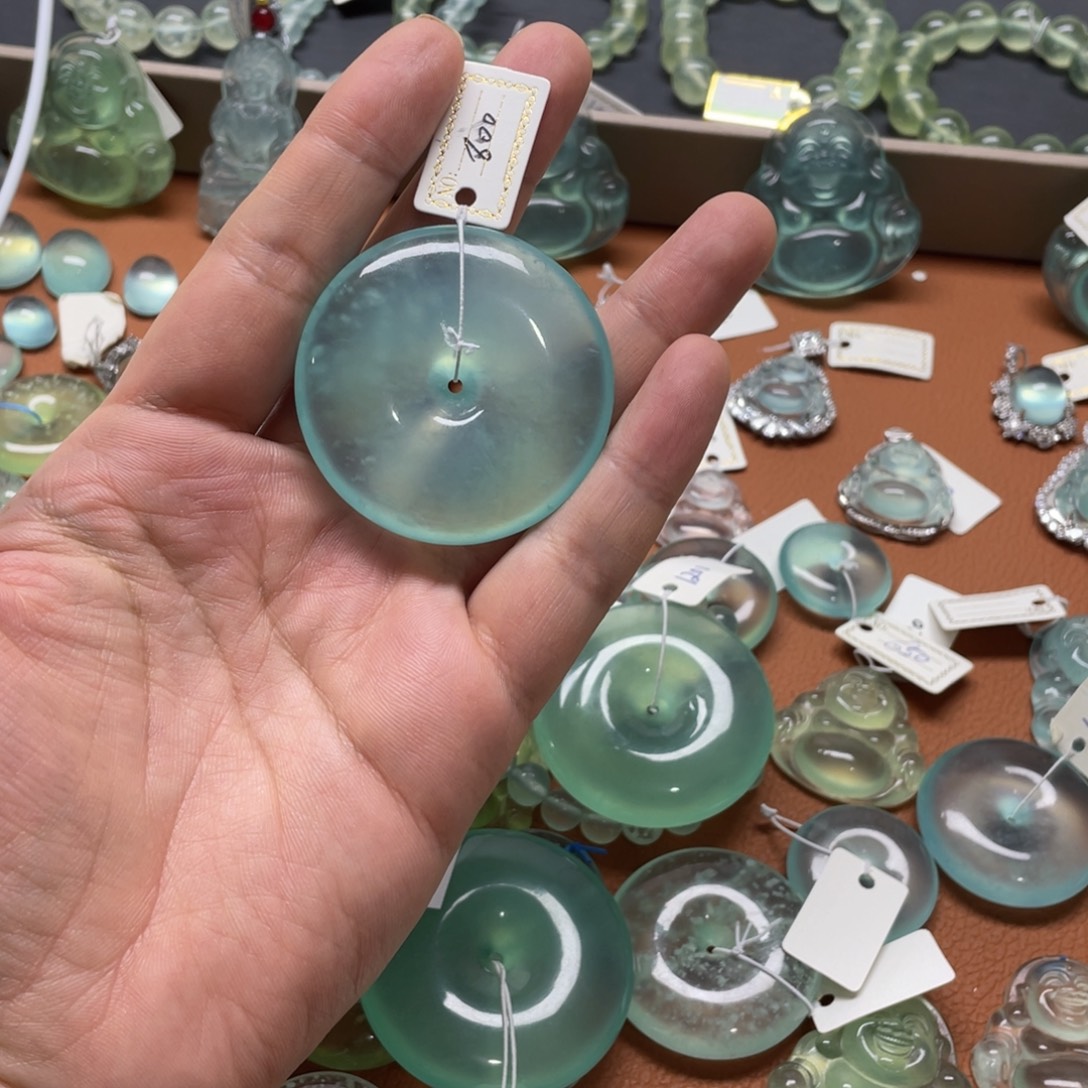 一****蛇纹石玉未镶嵌颈饰