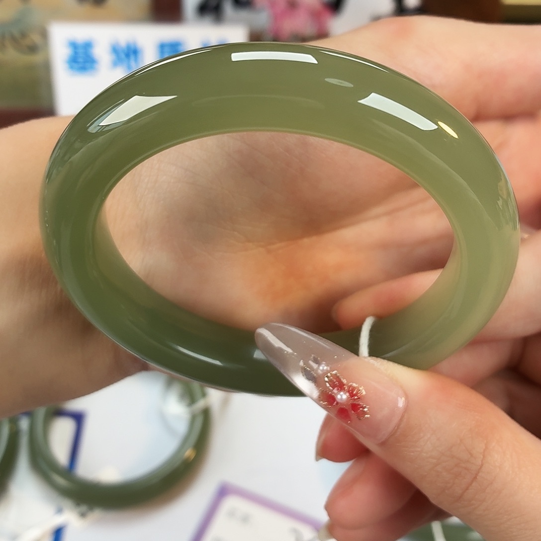 栖***风和田玉未镶嵌手镯